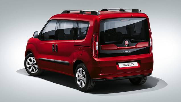 As lanternas traseiras também ganharam um novo desenho, assim como o porta-malas, que não abre mais no estilo "balcão" | <a href="https://preprod.quatrorodas.abril.com.br/noticias/fabricantes/fiat-divulga-doblo-2015-820131.shtml" rel="migration">Leia mais</a> As lanternas traseiras também ganharam um novo desenho, assim como o porta-malas, que não abre mais no estilo "balcão" | <a href="https://preprod.quatrorodas.abril.com.br/noticias/fabricantes/fiat-divulga-doblo-2015-820131.shtml" rel="migration">Leia mais</a>