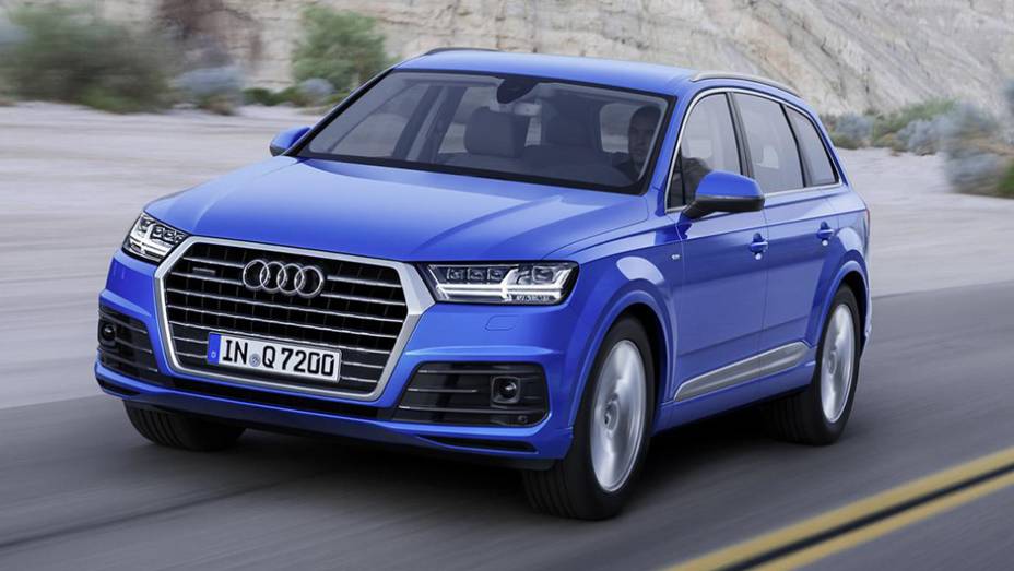 Ao contr&aacute;rio do antecessor, o novo Audi Q7 traz grade frontal na horizontal | <a href="https://preprod.quatrorodas.abril.com.br/noticias/saloes/detroit-2015/vazam-imagens-novo-audi-q7-820180.shtml" rel="migration">Leia mais</a>
