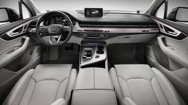O painel multimídia agora vem acoplado na parte superior do console e não mais no centro | <a href="https://preprod.quatrorodas.abril.com.br/noticias/saloes/detroit-2015/vazam-imagens-novo-audi-q7-820180.shtml" rel="migration">Leia mais</a> O painel multimídia agora vem acoplado na parte superior do console e não mais no centro | <a href="https://preprod.quatrorodas.abril.com.br/noticias/saloes/detroit-2015/vazam-imagens-novo-audi-q7-820180.shtml" rel="migration">Leia mais</a>