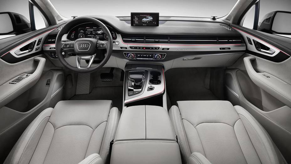 O painel multim&iacute;dia agora vem acoplado na parte superior do console e n&atilde;o mais no centro | <a href="https://preprod.quatrorodas.abril.com.br/noticias/saloes/detroit-2015/vazam-imagens-novo-audi-q7-820180.shtml" rel="migration">Leia mais</a>