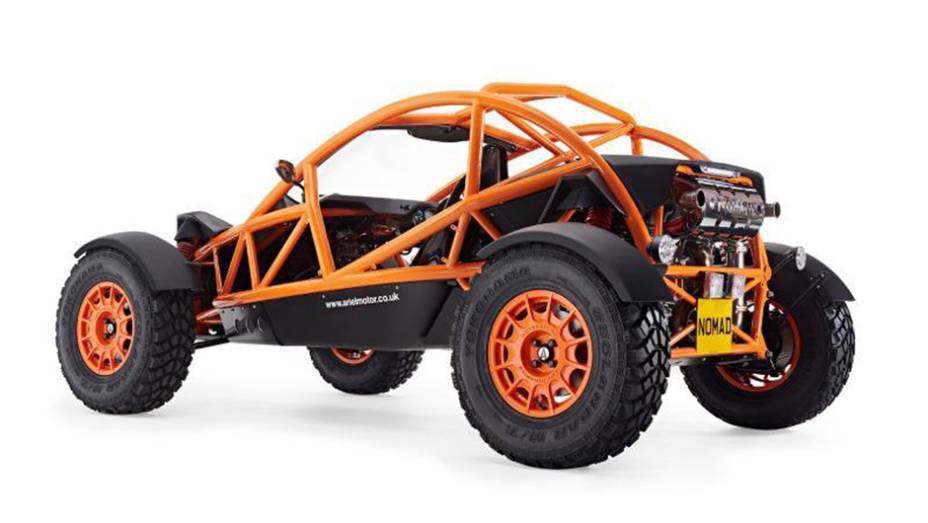 O modelo conta com altura elevada em relação ao solo, pneus off-road, suspensão diferenciada, rodas de liga-leve maiores | <a href="https://preprod.quatrorodas.abril.com.br/noticias/fabricantes/ariel-nomad-revelado-822660.shtml" rel="migration">Leia mais</a>