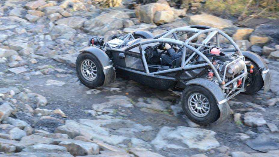 Em termos de motorização, o Ariel Nomad é equipado com um bloco 2.4 de quatro cilindros originário da Honda, oferecendo 235 cavalos de potência e 30,59 mkgf de torque | <a href="https://preprod.quatrorodas.abril.com.br/noticias/fabricantes/ariel-nomad-revelado-8226" rel="migration"></a>