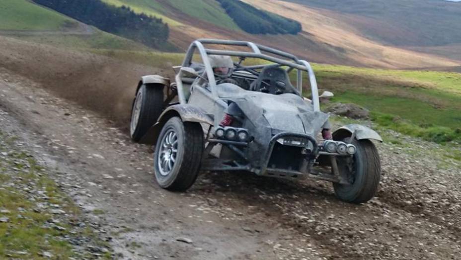 Assim, o carro acelera de 0 a 96 km/h em 3,4 segundos, alcançando a velocidade máxima de 201 km/h | <a href="https://preprod.quatrorodas.abril.com.br/noticias/fabricantes/ariel-nomad-revelado-822660.shtml" rel="migration">Leia mais</a>