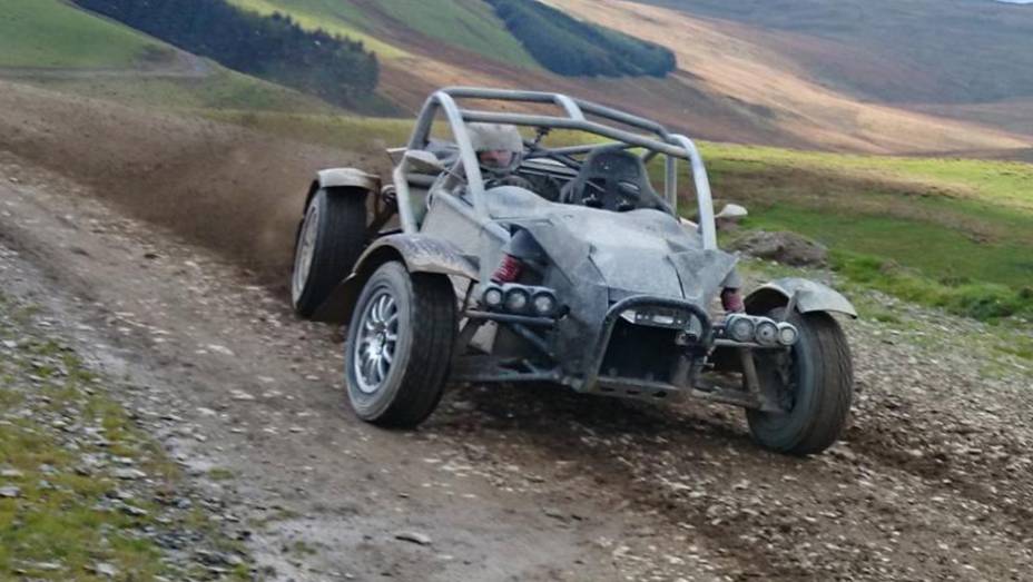 Assim, o carro acelera de 0 a 96 km/h em 3,4 segundos, alcan&ccedil;ando a velocidade m&aacute;xima de 201 km/h | <a href="https://preprod.quatrorodas.abril.com.br/noticias/fabricantes/ariel-nomad-revelado-822660.shtml" rel="migration">Leia mais</a>