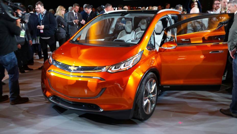 Nesta segunda-feira, a Chevrolet apresentou à imprensa presente no Salão de Detroit o Bolt EV concept, hatch elétrico que imediatamente nos faz lembrar do já lançado BMW i3 | <a href="https://preprod.quatrorodas.abril.com.br/noticias/saloes/detroit-2015/chevrolet-s" rel="migration"></a>