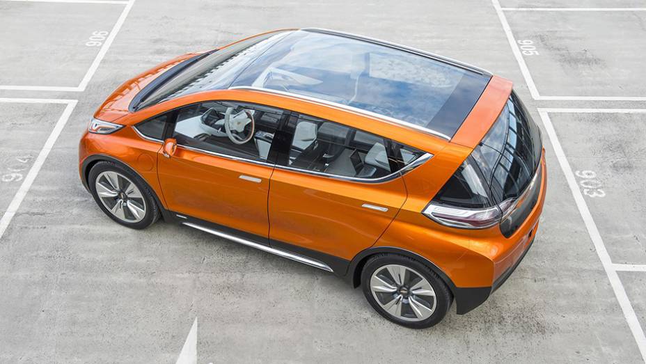 Não há detalhes sobre potência e torque do Bolt EV concept, mas a Chevrolet estima a autonomia do elétrico em 200 milhas (322 quilômetros) | <a href="https://preprod.quatrorodas.abril.com.br/noticias/saloes/detroit-2015/chevrolet-surpreende-bolt-ev-concept-824540.s" rel="migration"></a>