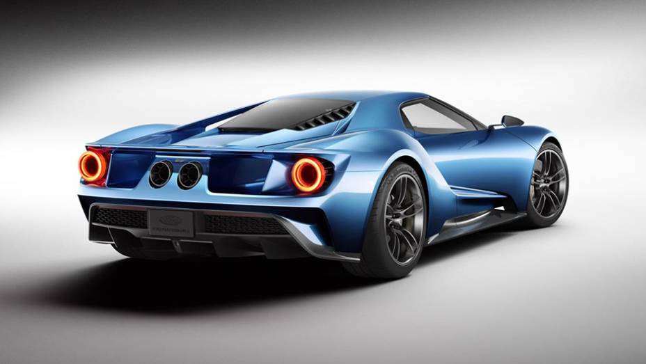 Em termos visuais, o design mescla características do primeiro GT com a nova linguagem empregada em modelos da montadora | <a href="https://preprod.quatrorodas.abril.com.br/noticias/saloes/detroit-2015/ford-gt-concept-mostrado-detroit-824580.shtml" rel="migration">Leia mais</a>