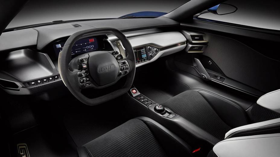 Por dentro, o volante é inspirado nos carros de F-1, mas tem controles integrados ao sistema SYNC | <a href="https://preprod.quatrorodas.abril.com.br/noticias/saloes/detroit-2015/ford-gt-concept-mostrado-detroit-824580.shtml" rel="migration">Leia mais</a>