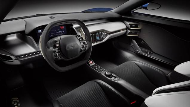 Por dentro, o volante é inspirado nos carros de F-1, mas tem controles integrados ao sistema SYNC | <a href="https://preprod.quatrorodas.abril.com.br/noticias/saloes/detroit-2015/ford-gt-concept-mostrado-detroit-824580.shtml" rel="migration">Leia mais</a> Por dentro, o volante é inspirado nos carros de F-1, mas tem controles integrados ao sistema SYNC | <a href="https://preprod.quatrorodas.abril.com.br/noticias/saloes/detroit-2015/ford-gt-concept-mostrado-detroit-824580.shtml" rel="migration">Leia mais</a>