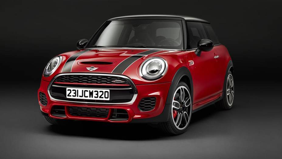 Após apresentar o conceito John Cooper Works no início de 2014, durante o Salão de Detroit, a MINI lança o modelo regular na edição 2015 | <a href="https://preprod.quatrorodas.abril.com.br/noticias/saloes/detroit-2015/vazam-imagens-novo-mini-john-cooper-works-82001" rel="migration"></a>