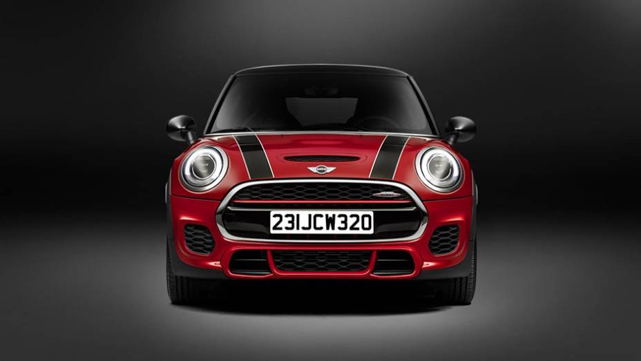 O novo MINI JCW conta com motor turbo a gasolina 2.0 de 238 cv e 32,63 mkgf de torque | <a href="https://preprod.quatrorodas.abril.com.br/noticias/saloes/detroit-2015/vazam-imagens-novo-mini-john-cooper-works-820017.shtml" rel="migration">Leia mais</a>