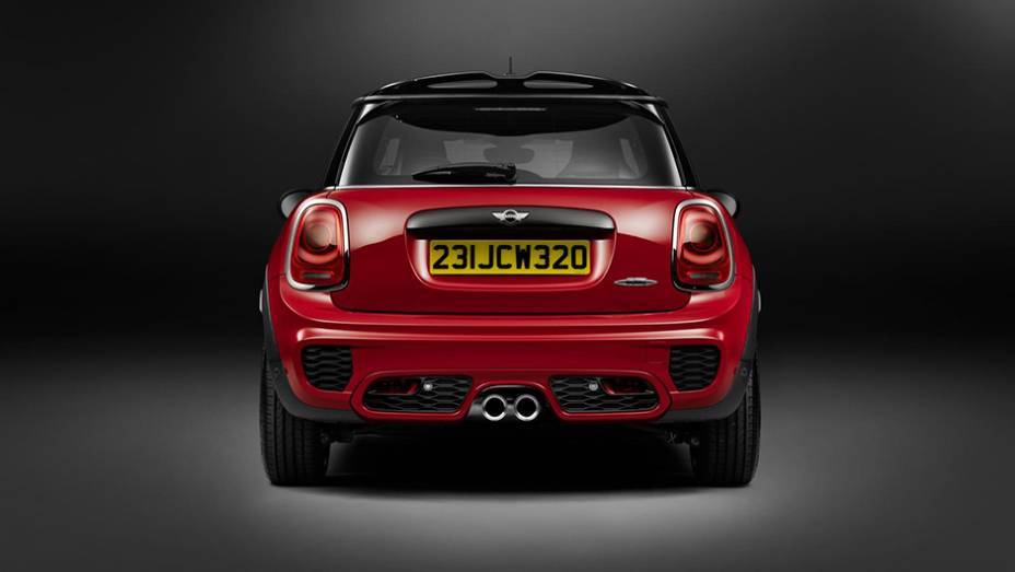 Assim, o John Cooper Works é considerado o mais potente já fabricado pela marca | <a href="https://preprod.quatrorodas.abril.com.br/noticias/saloes/detroit-2015/vazam-imagens-novo-mini-john-cooper-works-820017.shtml" rel="migration">Leia mais</a>