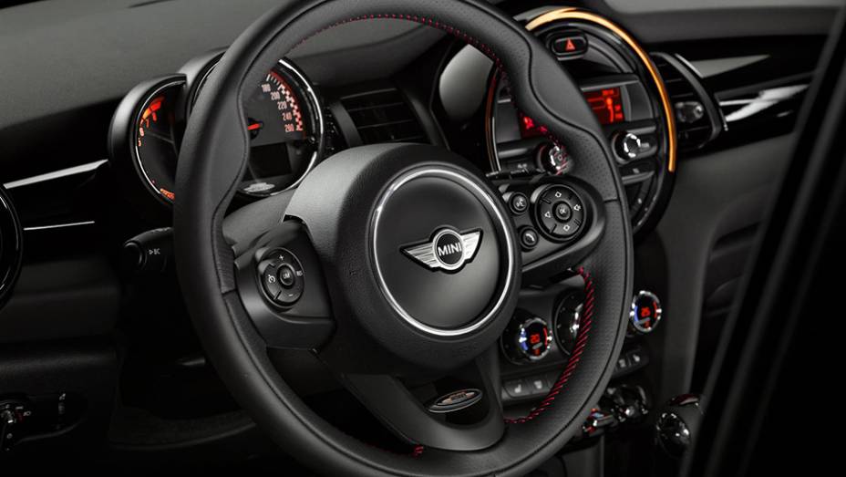 De acordo com a Mini, o modelo consome em média 5,7l /100 km (automático) | <a href="https://preprod.quatrorodas.abril.com.br/noticias/saloes/detroit-2015/vazam-imagens-novo-mini-john-cooper-works-820017.shtml" rel="migration">Leia mais</a>