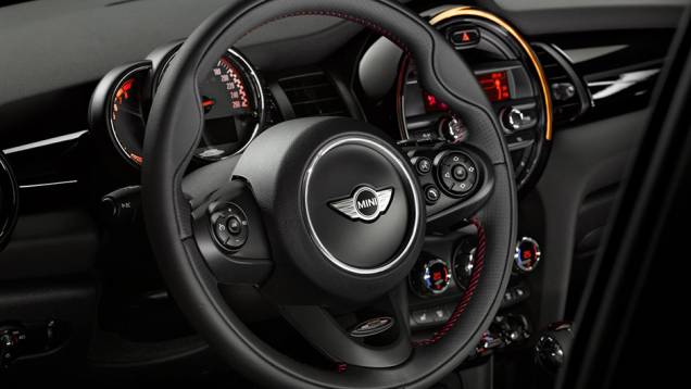 De acordo com a Mini, o modelo consome em média 5,7l /100 km (automático) | <a href="https://preprod.quatrorodas.abril.com.br/noticias/saloes/detroit-2015/vazam-imagens-novo-mini-john-cooper-works-820017.shtml" rel="migration">Leia mais</a> De acordo com a Mini, o modelo consome em média 5,7l /100 km (automático) | <a href="https://preprod.quatrorodas.abril.com.br/noticias/saloes/detroit-2015/vazam-imagens-novo-mini-john-cooper-works-820017.shtml" rel="migration">Leia mais</a>