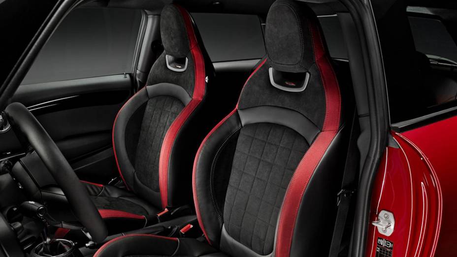 Já a cabine traz detalhes vermelhos nos bancos e no revestimento interno | <a href="https://preprod.quatrorodas.abril.com.br/noticias/saloes/detroit-2015/vazam-imagens-novo-mini-john-cooper-works-820017.shtml" rel="migration">Leia mais</a>