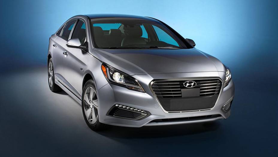 Nesta segunda-feira, a Hyundai apresentou o Sonata Plug-in Hybrid no Salão de Detroit | <a href="https://preprod.quatrorodas.abril.com.br/noticias/saloes/detroit-2015/hyundai-divulga-sonata-plug-in-hybrid-2015-825080.shtml" rel="migration">Leia mais</a>