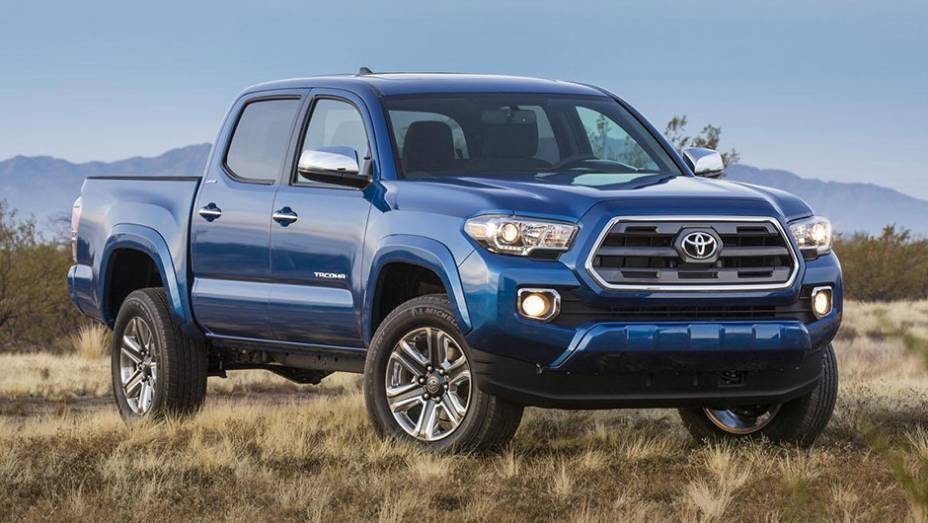 A Toyota é mais uma montadora a revelar suas novidades programadas para o Salão de Detroit. A marca japonesa apresentou nesta segunda-feira (12) a renovada picape Tacoma | <a href="https://preprod.quatrorodas.abril.com.br/noticias/saloes/detroit-2015/toyota-desvend" rel="migration"></a>