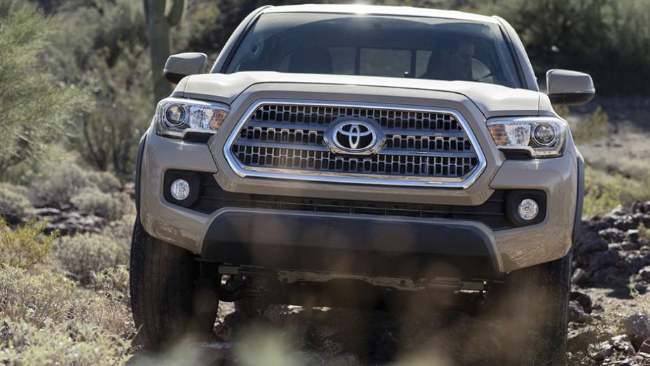 A marca não revelou as especificações de potência e torque, mas confirmou que os blocos estarão atrelados a uma transmissão automática de seis marchas | <a href="https://preprod.quatrorodas.abril.com.br/noticias/saloes/detroit-2015/toyota-desvenda-tacoma-2016-82502" rel="migration"></a> A marca não revelou as especificações de potência e torque, mas confirmou que os blocos estarão atrelados a uma transmissão automática de seis marchas | <a href="https://preprod.quatrorodas.abril.com.br/noticias/saloes/detroit-2015/toyota-desvenda-tacoma-2016-82502" rel="migration"></a>