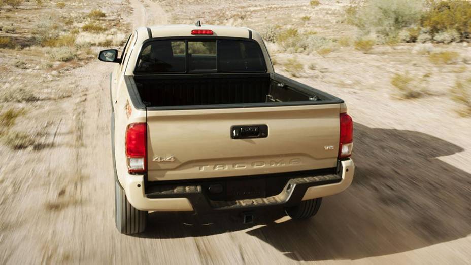 Os para-lamas são bastante encorpados e há opções de rodas de liga-leve que variam entre 16 e 18 polegadas | <a href="https://preprod.quatrorodas.abril.com.br/noticias/saloes/detroit-2015/toyota-desvenda-tacoma-2016-825020.shtml" rel="migration">Leia mais</a> Os para-lamas são bastante encorpados e há opções de rodas de liga-leve que variam entre 16 e 18 polegadas | <a href="https://preprod.quatrorodas.abril.com.br/noticias/saloes/detroit-2015/toyota-desvenda-tacoma-2016-825020.shtml" rel="migration">Leia mais</a>