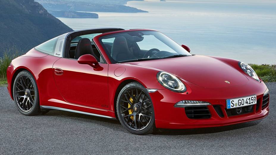 A Porsche exibiu nesta segunda-feira (12), no Salão de Detroit, o 911 Targa 4 GTS | <a href="https://preprod.quatrorodas.abril.com.br/noticias/saloes/detroit-2015/porsche-911-targa-4-gts-revelado-824800.shtml" rel="migration">Leia mais</a>