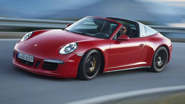 De acordo com a montadora, trata-se de uma versão criada especialmente para celebrar os 50 anos de produção do primeiro 911 Targa | <a href="https://preprod.quatrorodas.abril.com.br/noticias/saloes/detroit-2015/porsche-911-targa-4-gts-revelado-824800.shtml" rel="migration">Leia mai</a> De acordo com a montadora, trata-se de uma versão criada especialmente para celebrar os 50 anos de produção do primeiro 911 Targa | <a href="https://preprod.quatrorodas.abril.com.br/noticias/saloes/detroit-2015/porsche-911-targa-4-gts-revelado-824800.shtml" rel="migration">Leia mai</a>