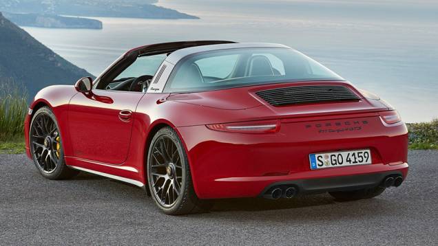 O 911 Targa 4 GTS tem para-choque dianteiro com desenho mais esportivo, para-lamas traseiros mais robustos, faróis bi-xenônio escurecidos, espelhos retrovisores com formato aerodinâmico e sistema de exaustão esportivo | <a href="https://quatrorodas.abril.co" rel="migration"></a> O 911 Targa 4 GTS tem para-choque dianteiro com desenho mais esportivo, para-lamas traseiros mais robustos, faróis bi-xenônio escurecidos, espelhos retrovisores com formato aerodinâmico e sistema de exaustão esportivo | <a href="https://quatrorodas.abril.co" rel="migration"></a>