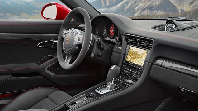 Por dentro, o revestimento é de couro Alcantara, e os bancos esportivos são ajustáveis de quatro modos | <a href="https://preprod.quatrorodas.abril.com.br/noticias/saloes/detroit-2015/porsche-911-targa-4-gts-revelado-824800.shtml" rel="migration">Leia mais</a> Por dentro, o revestimento é de couro Alcantara, e os bancos esportivos são ajustáveis de quatro modos | <a href="https://preprod.quatrorodas.abril.com.br/noticias/saloes/detroit-2015/porsche-911-targa-4-gts-revelado-824800.shtml" rel="migration">Leia mais</a>