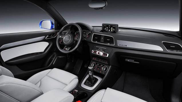 Por dentro, foram acrescentados mais detalhes cromados | <a href="https://preprod.quatrorodas.abril.com.br/noticias/saloes/detroit-2015/audi-promove-facelift-q3-825580.shtml" rel="migration">Leia mais</a> Por dentro, foram acrescentados mais detalhes cromados | <a href="https://preprod.quatrorodas.abril.com.br/noticias/saloes/detroit-2015/audi-promove-facelift-q3-825580.shtml" rel="migration">Leia mais</a>