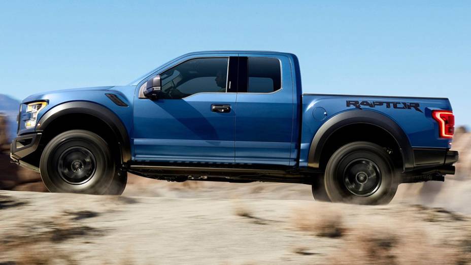 A F-150 Raptor 2017, chega com motor EcoBoost V6, porém a montadora não divulgou os detalhes quanto a potência | <a href="https://preprod.quatrorodas.abril.com.br/noticias/saloes/detroit-2015/ford-revela-picape-f-150-raptor-2017-825040.shtml" rel="migration">Leia mais</a>