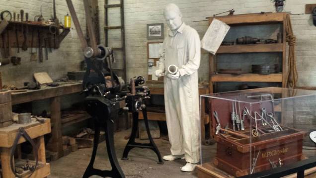 Logo na entrada, uma estátua em tamanho real reproduz o fundador da empresa trabalhando ao lado da caixa de ferramentas originalmente utilizada por Walter em sua oficina Logo na entrada, uma estátua em tamanho real reproduz o fundador da empresa trabalhando ao lado da caixa de ferramentas originalmente utilizada por Walter em sua oficina