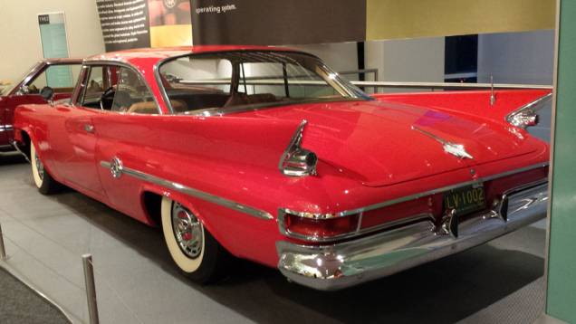 Legítimo representante da era dos rabos-de-peixe, este é o Chrysler 300 Legítimo representante da era dos rabos-de-peixe, este é o Chrysler 300