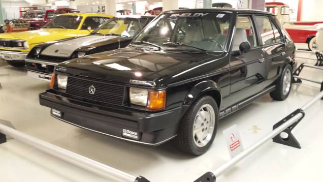 Em meio a tantos ícones está um Shelby GLHS, versão do Dodge Omni GLH modificada pela equipe de Carroll Shelby, famoso preparador de Mustangs Em meio a tantos ícones está um Shelby GLHS, versão do Dodge Omni GLH modificada pela equipe de Carroll Shelby, famoso preparador de Mustangs