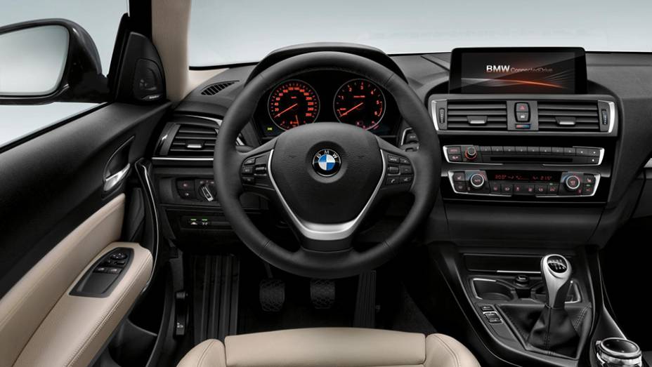 A cabine traz um sistema multim&iacute;dia montado no console central com tela de 6,5 polegadas e controle por meio de bot&atilde;o | <a href="https://preprod.quatrorodas.abril.com.br/noticias/saloes/genebra-2015/bmw-oficializa-facelift-serie-1-826700.shtml" rel="migration">Leia mais</a>
