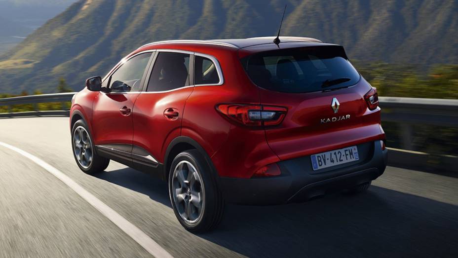 O Kadjar tem 4,45 metros de comprimento, 1,60m de altura e 1,84m de largura. A capacidade do porta-malas é um pouco superior à do Qashqai, com 472 litros | <a href="https://preprod.quatrorodas.abril.com.br/noticias/saloes/genebra-2015/renault-kadjar-revelado-83100" rel="migration"></a> O Kadjar tem 4,45 metros de comprimento, 1,60m de altura e 1,84m de largura. A capacidade do porta-malas é um pouco superior à do Qashqai, com 472 litros | <a href="https://preprod.quatrorodas.abril.com.br/noticias/saloes/genebra-2015/renault-kadjar-revelado-83100" rel="migration"></a>