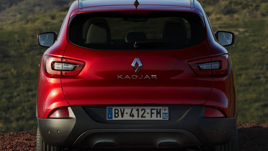Especula-se que estejam dispon&iacute;veis blocos 1.5 e 1.6 movidos a diesel | <a href="https://preprod.quatrorodas.abril.com.br/noticias/saloes/genebra-2015/renault-kadjar-revelado-831000.shtml" rel="migration">Leia mais</a>