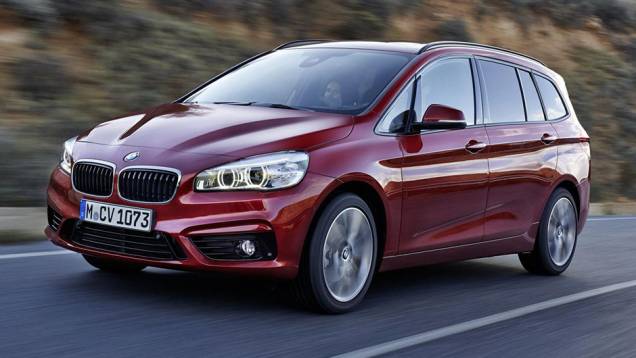 O "primeiro compacto premium global a oferecer sete lugares". Assim a BMW define o Série 2 Gran Tourer | <a href="https://preprod.quatrorodas.abril.com.br/noticias/saloes/genebra-2015/bmw-serie-2-gran-tourer-apresentado-834700.shtml" rel="migration">Leia mais</a> O "primeiro compacto premium global a oferecer sete lugares". Assim a BMW define o Série 2 Gran Tourer | <a href="https://preprod.quatrorodas.abril.com.br/noticias/saloes/genebra-2015/bmw-serie-2-gran-tourer-apresentado-834700.shtml" rel="migration">Leia mais</a>
