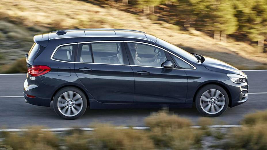 Basicamente, o Gran Tourer é uma versão estendida do Active Tourer, com evidentes alterações no tamanho das portas traseiras... | <a href="https://preprod.quatrorodas.abril.com.br/noticias/saloes/genebra-2015/bmw-serie-2-gran-tourer-apresentado-834700.shtml" rel="migration">Leia ma</a>