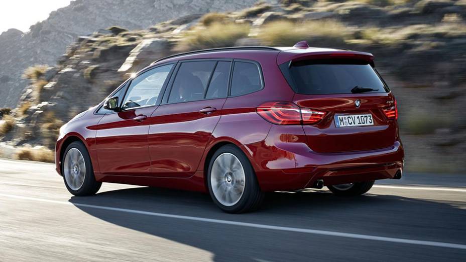 ...teto mais elevado e traseira modificada | <a href="https://preprod.quatrorodas.abril.com.br/noticias/saloes/genebra-2015/bmw-serie-2-gran-tourer-apresentado-834700.shtml" rel="migration">Leia mais</a>