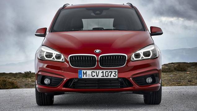Cinco versões de motorização estão disponíveis, sendo duas delas a gasolina: 218i e 220i | <a href="https://preprod.quatrorodas.abril.com.br/noticias/saloes/genebra-2015/bmw-serie-2-gran-tourer-apresentado-834700.shtml" rel="migration">Leia mais</a> Cinco versões de motorização estão disponíveis, sendo duas delas a gasolina: 218i e 220i | <a href="https://preprod.quatrorodas.abril.com.br/noticias/saloes/genebra-2015/bmw-serie-2-gran-tourer-apresentado-834700.shtml" rel="migration">Leia mais</a>
