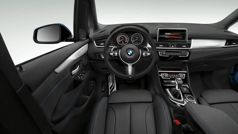 Por dentro, o design também se assemelha àquele visto no Active Tourer | <a href="https://preprod.quatrorodas.abril.com.br/noticias/saloes/genebra-2015/bmw-serie-2-gran-tourer-apresentado-834700.shtml" rel="migration">Leia mais</a>