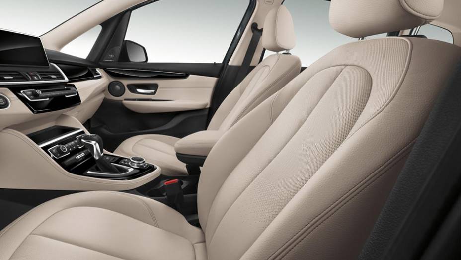 A estreia do BMW Série 2 Gran Tourer acontece no Salão de Genebra de 2015 | <a href="https://preprod.quatrorodas.abril.com.br/noticias/saloes/genebra-2015/bmw-serie-2-gran-tourer-apresentado-834700.shtml" rel="migration">Leia mais</a>