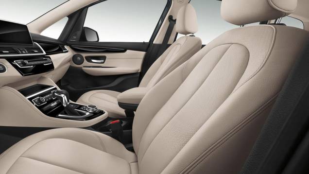 A estreia do BMW Série 2 Gran Tourer acontece no Salão de Genebra de 2015 | <a href="https://preprod.quatrorodas.abril.com.br/noticias/saloes/genebra-2015/bmw-serie-2-gran-tourer-apresentado-834700.shtml" rel="migration">Leia mais</a> A estreia do BMW Série 2 Gran Tourer acontece no Salão de Genebra de 2015 | <a href="https://preprod.quatrorodas.abril.com.br/noticias/saloes/genebra-2015/bmw-serie-2-gran-tourer-apresentado-834700.shtml" rel="migration">Leia mais</a>