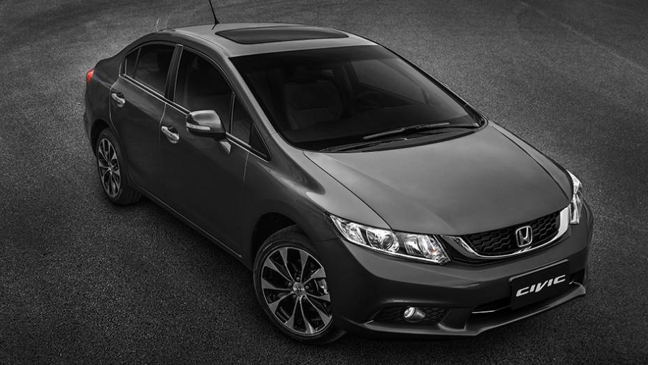 A grande novidade da linha 2016 do Civic &eacute; o retorno da vers&atilde;o EXR | <a href="https://preprod.quatrorodas.abril.com.br/noticias/fabricantes/honda-lanca-linha-2016-civic-r-70-900-835240.shtml" rel="migration">Leia mais</a>