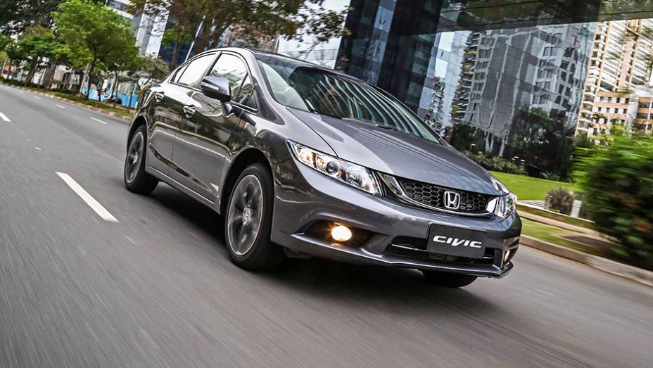 A versão LXS tem motor 1.8 flex, enquanto a LXR e a EXR são equipadas com bloco 2.0 flex | <a href="https://preprod.quatrorodas.abril.com.br/noticias/fabricantes/honda-lanca-linha-2016-civic-r-70-900-835240.shtml" rel="migration">Leia mais</a>