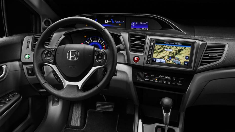 Destaque ainda para o sistema multimídia com tela escamoteável de sete polegadas e entrada HDMI | <a href="https://preprod.quatrorodas.abril.com.br/noticias/fabricantes/honda-lanca-linha-2016-civic-r-70-900-835240.shtml" rel="migration">Leia mais</a>