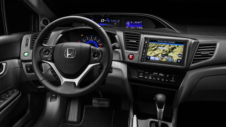 Destaque ainda para o sistema multim&iacute;dia com tela escamote&aacute;vel de sete polegadas e entrada HDMI | <a href="https://preprod.quatrorodas.abril.com.br/noticias/fabricantes/honda-lanca-linha-2016-civic-r-70-900-835240.shtml" rel="migration">Leia mais</a>