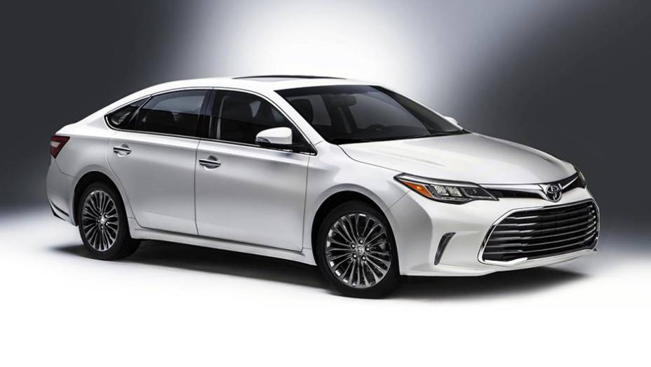 Um discreto facelift foi feito pela Toyota no Avalon | <a href="https://preprod.quatrorodas.abril.com.br/noticias/fabricantes/toyota-avalon-recebe-facelift-836220.shtml" rel="migration">Leia mais</a>