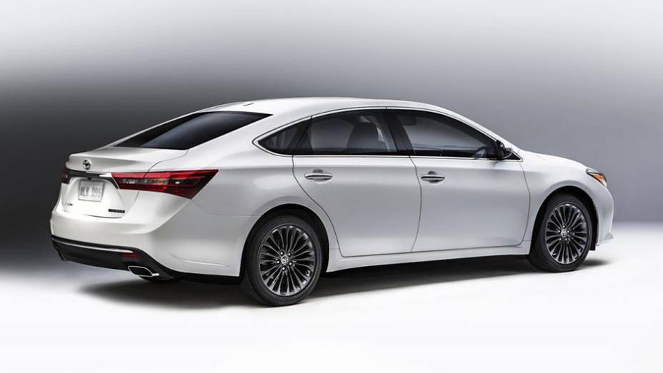 O sedã tem mais inserções cromadas, lanternas de LED... | <a href="https://preprod.quatrorodas.abril.com.br/noticias/fabricantes/toyota-avalon-recebe-facelift-836220.shtml" rel="migration">Leia mais</a>