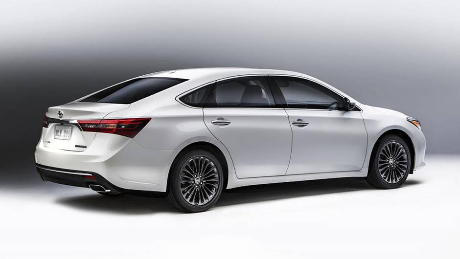 O sed&atilde; tem mais inser&ccedil;&otilde;es cromadas, lanternas de LED... | <a href="https://preprod.quatrorodas.abril.com.br/noticias/fabricantes/toyota-avalon-recebe-facelift-836220.shtml" rel="migration">Leia mais</a>