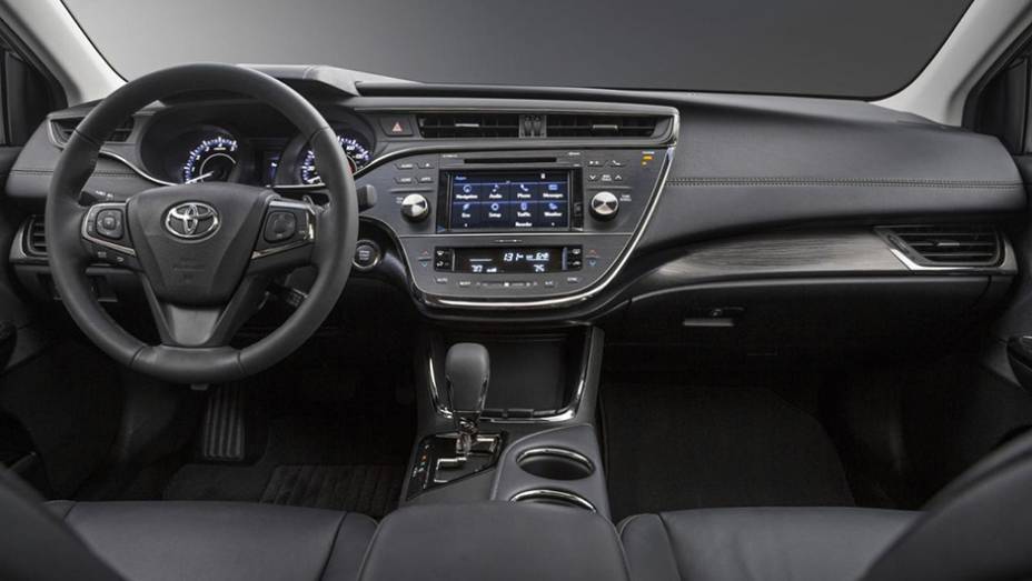 Por dentro, a vers&atilde;o XLE Premium ganhou o sistema multim&iacute;dia Entune Premium Audio com navegador integrado | <a href="https://preprod.quatrorodas.abril.com.br/noticias/fabricantes/toyota-avalon-recebe-facelift-836220.shtml" rel="migration">Leia mais</a>